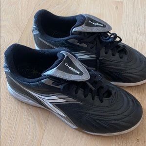 Boys youth size 2.5 DIADORA soccer shoes